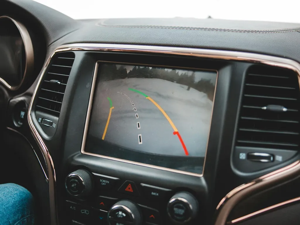 Système anti recul sur une voiture : à quoi ça sert, pourquoi le défaut apparaît et quoi faire pour le résoudre
