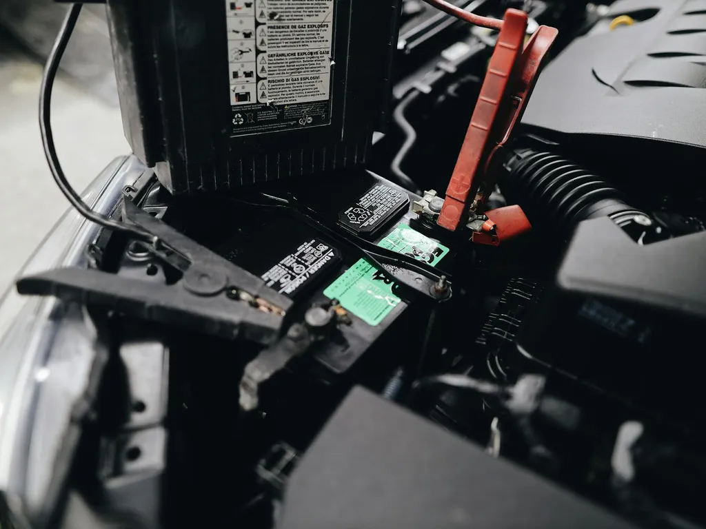 Recharger une batterie 12V sans chargeur, en sécurité, pour redémarrer une voiture ou une moto