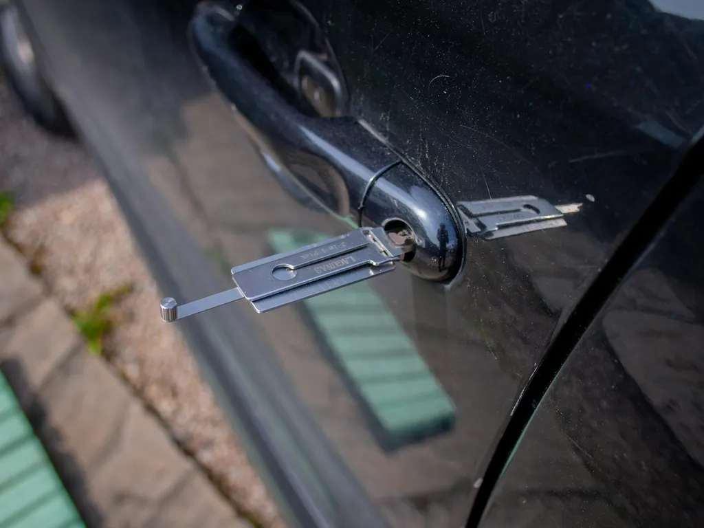 Serrure de voiture gelée : les méthodes les plus sûres pour la débloquer et éviter que ça recommence